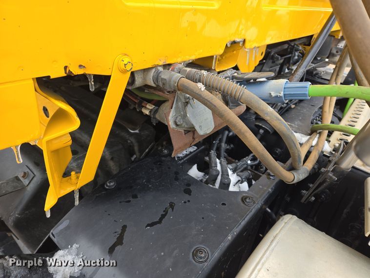 image for item DT7055 2013 Volvo VN semi truck