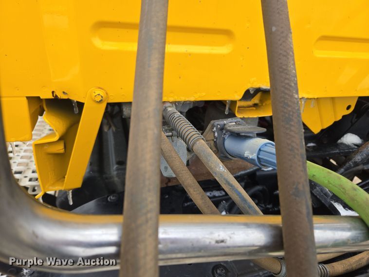 image for item DT7055 2013 Volvo VN semi truck