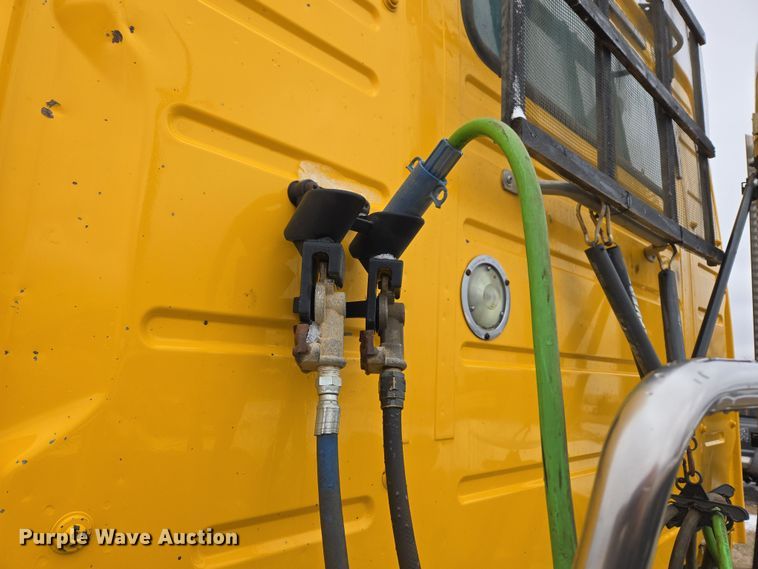 image for item DT7055 2013 Volvo VN semi truck