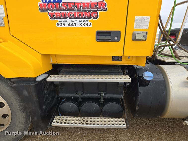 image for item DT7055 2013 Volvo VN semi truck