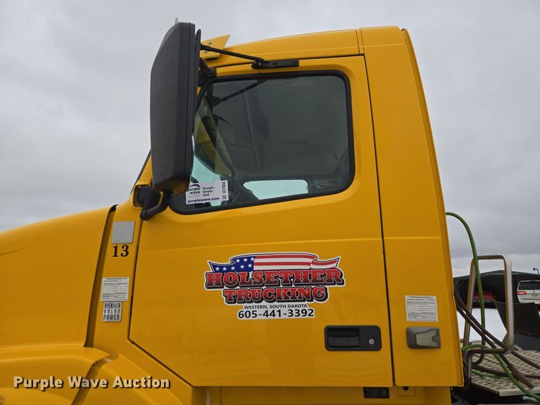 image for item DT7055 2013 Volvo VN semi truck