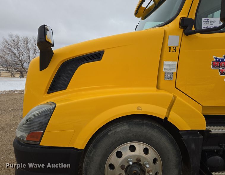 image for item DT7055 2013 Volvo VN semi truck