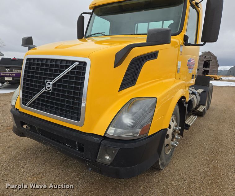 image for item DT7055 2013 Volvo VN semi truck