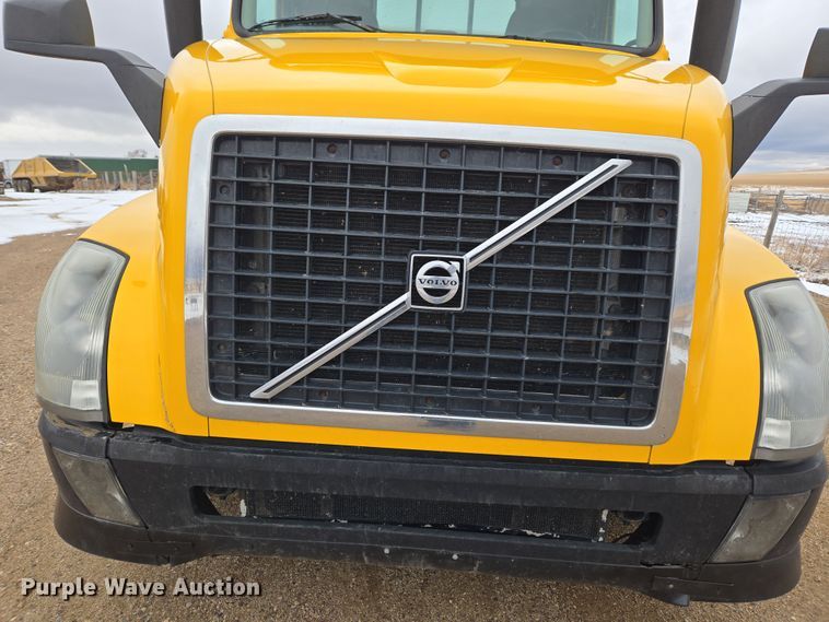 image for item DT7055 2013 Volvo VN semi truck