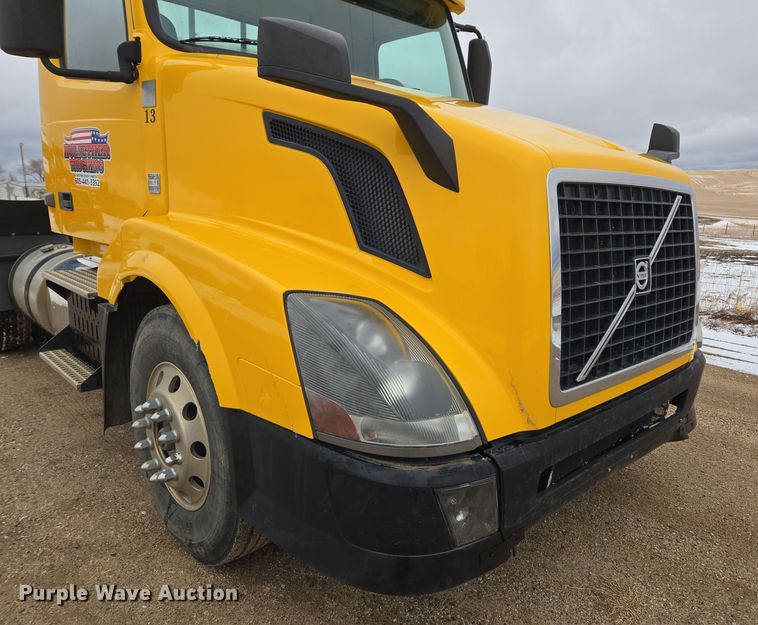 image for item DT7055 2013 Volvo VN semi truck