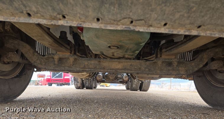 image for item DT7055 2013 Volvo VN semi truck