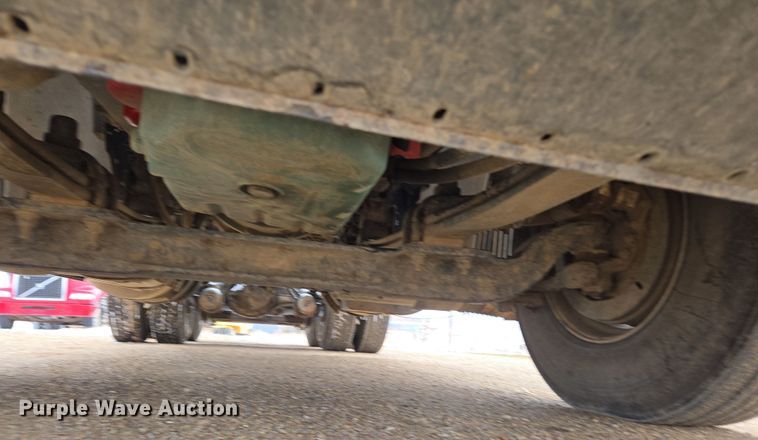 image for item DT7055 2013 Volvo VN semi truck