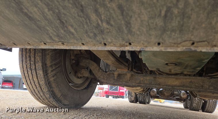 image for item DT7055 2013 Volvo VN semi truck