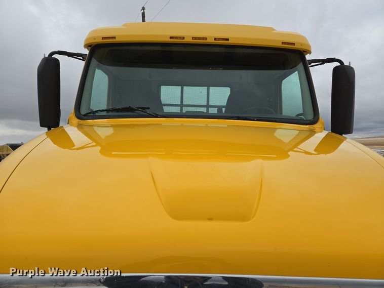 image for item DT7055 2013 Volvo VN semi truck