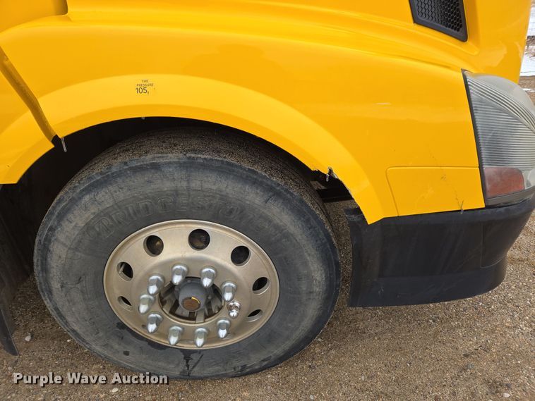 image for item DT7055 2013 Volvo VN semi truck