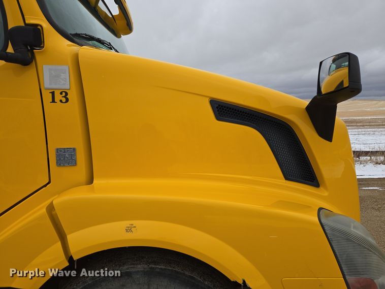 image for item DT7055 2013 Volvo VN semi truck