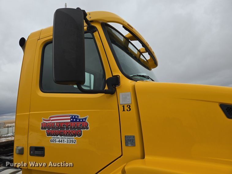 image for item DT7055 2013 Volvo VN semi truck