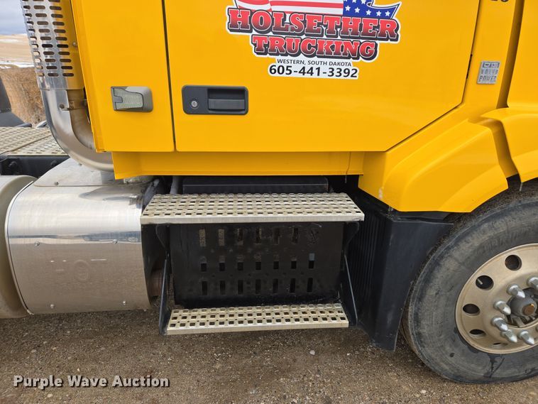 image for item DT7055 2013 Volvo VN semi truck