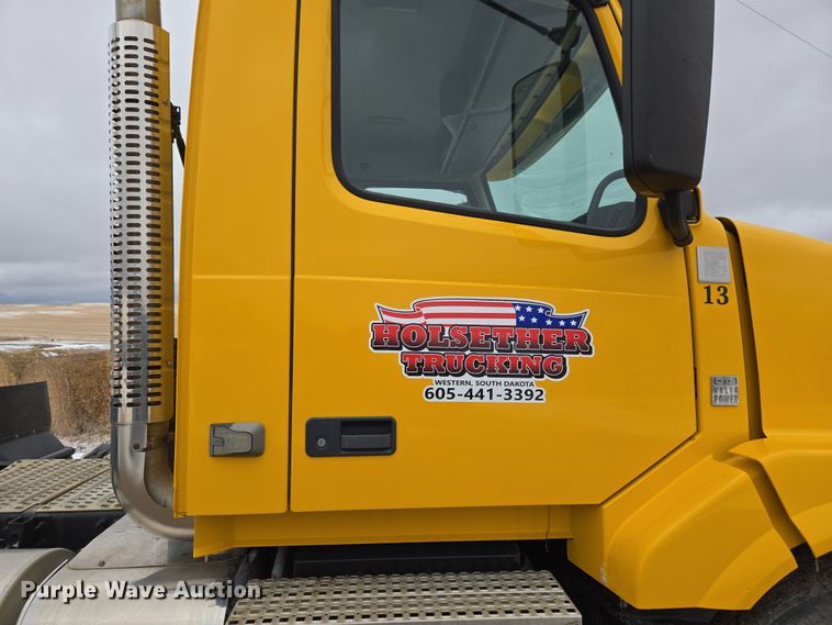 image for item DT7055 2013 Volvo VN semi truck