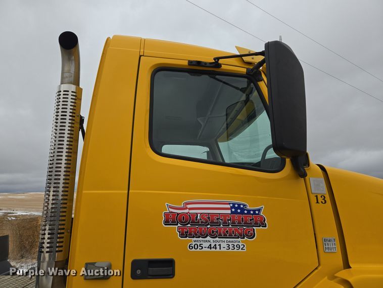 image for item DT7055 2013 Volvo VN semi truck