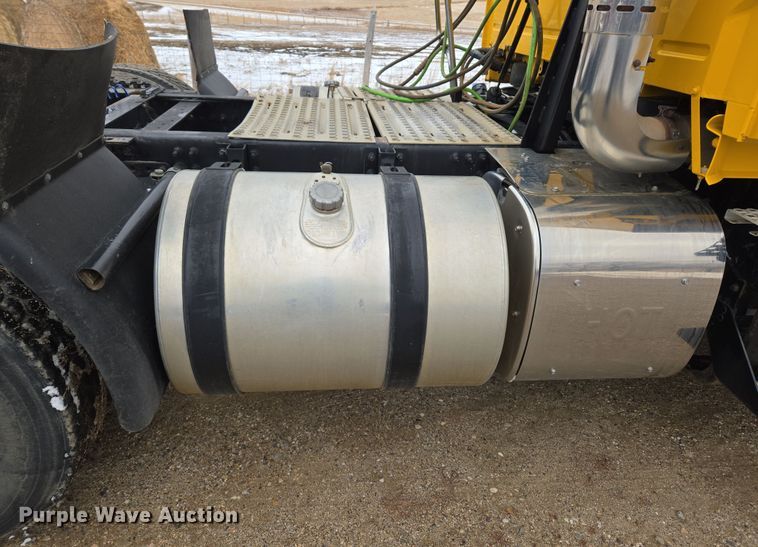 image for item DT7055 2013 Volvo VN semi truck