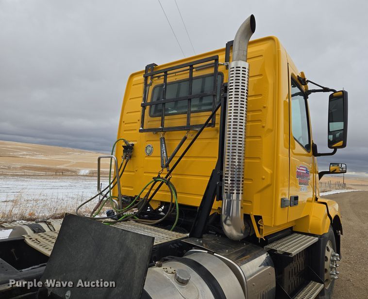 image for item DT7055 2013 Volvo VN semi truck