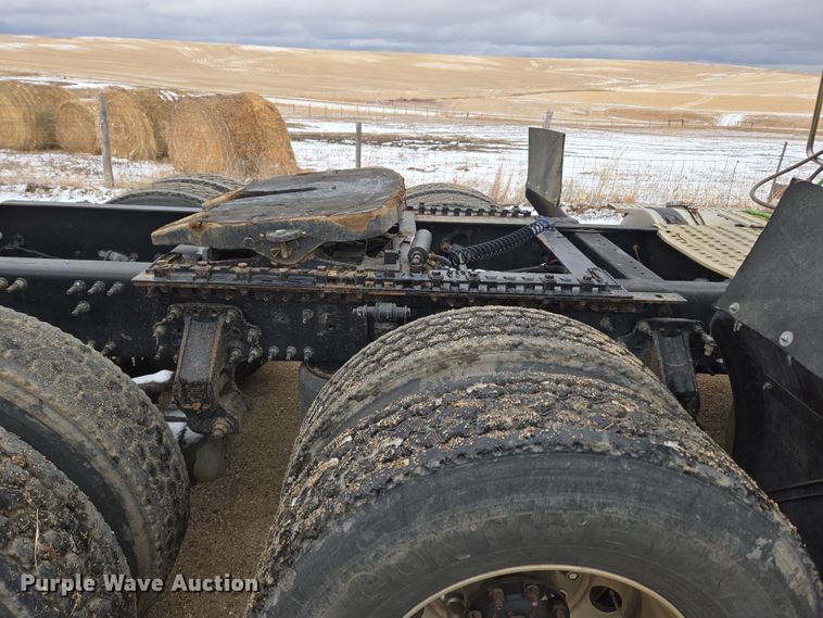 image for item DT7055 2013 Volvo VN semi truck