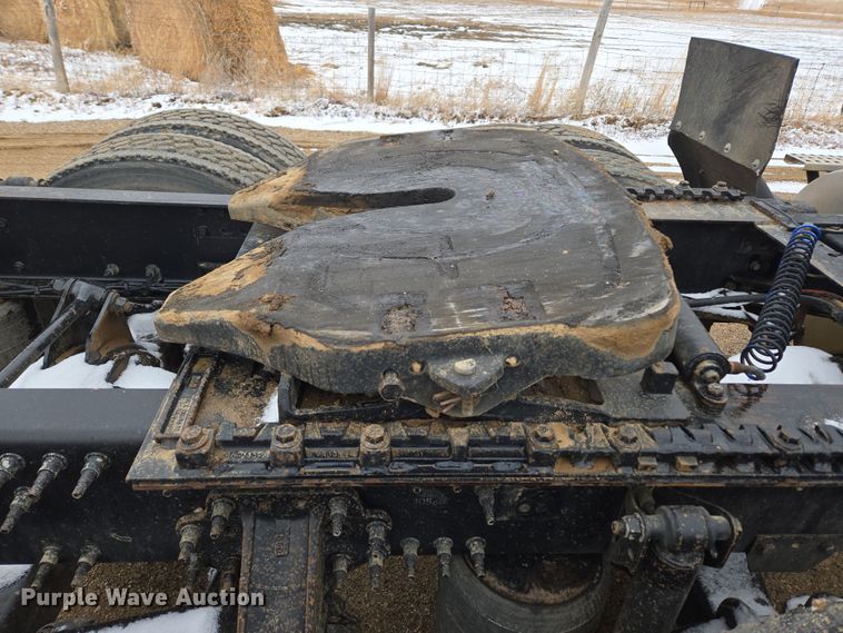 image for item DT7055 2013 Volvo VN semi truck