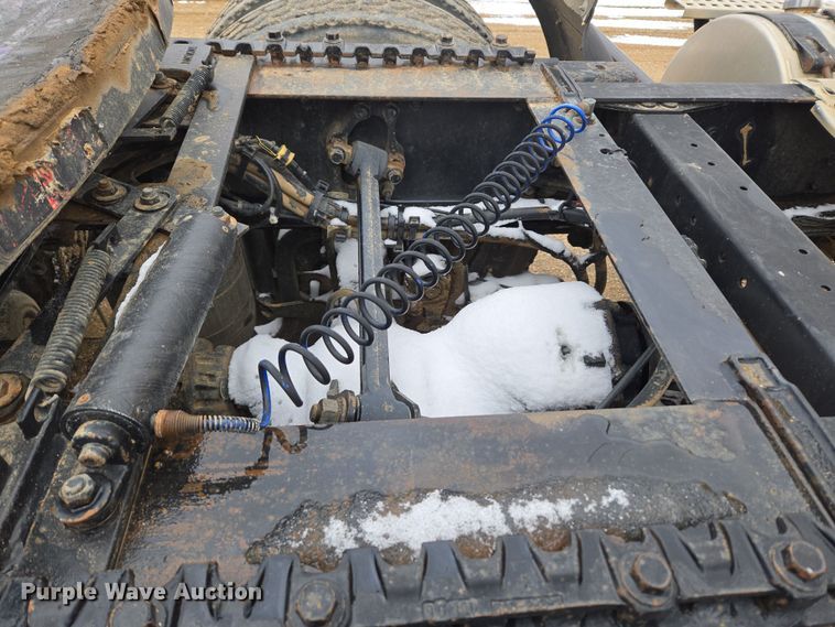 image for item DT7055 2013 Volvo VN semi truck