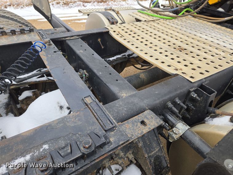 image for item DT7055 2013 Volvo VN semi truck