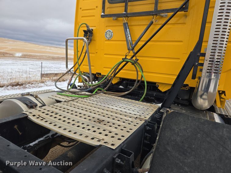 image for item DT7055 2013 Volvo VN semi truck