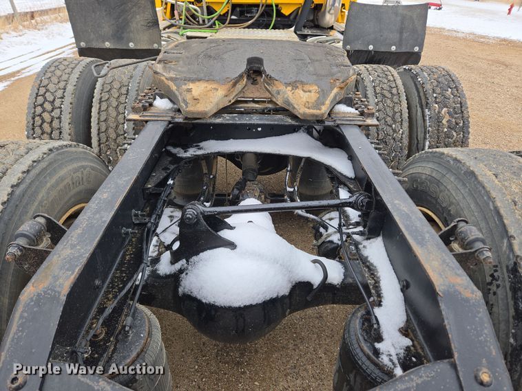 image for item DT7055 2013 Volvo VN semi truck