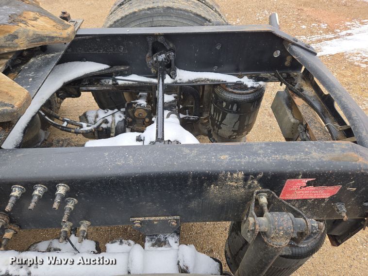 image for item DT7055 2013 Volvo VN semi truck