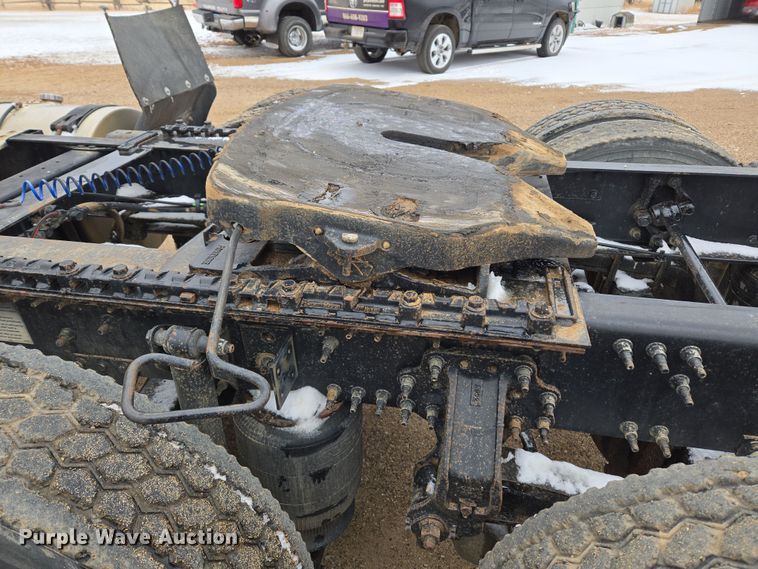 image for item DT7055 2013 Volvo VN semi truck