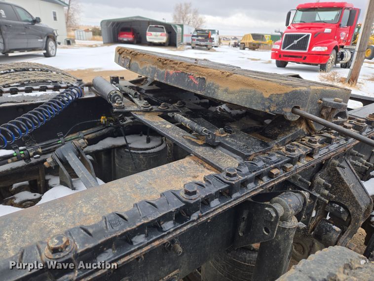 image for item DT7055 2013 Volvo VN semi truck