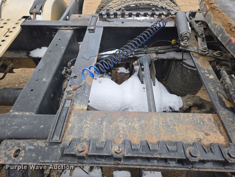 image for item DT7055 2013 Volvo VN semi truck