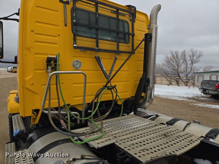 image for item DT7055 2013 Volvo VN semi truck