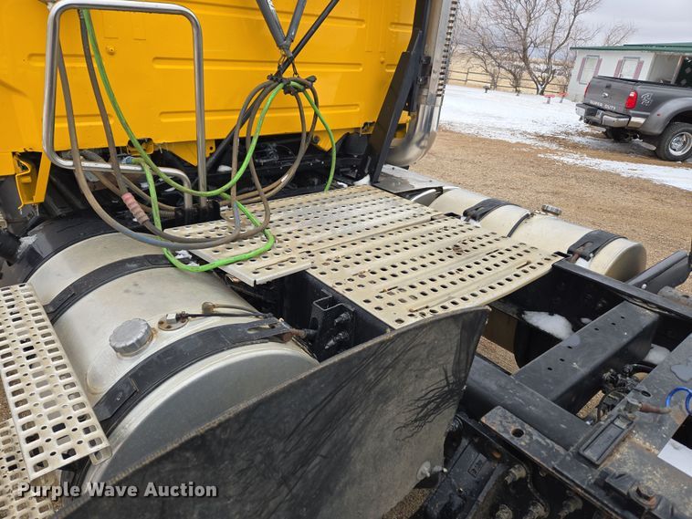 image for item DT7055 2013 Volvo VN semi truck