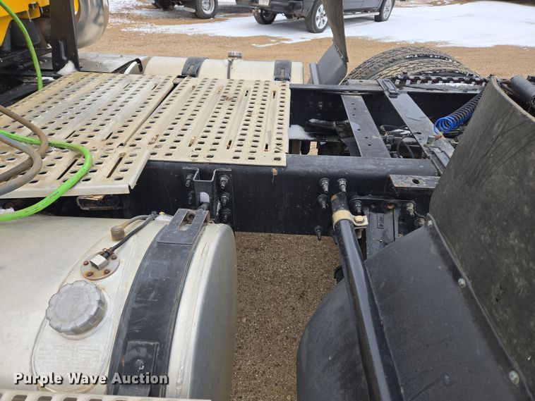 image for item DT7055 2013 Volvo VN semi truck