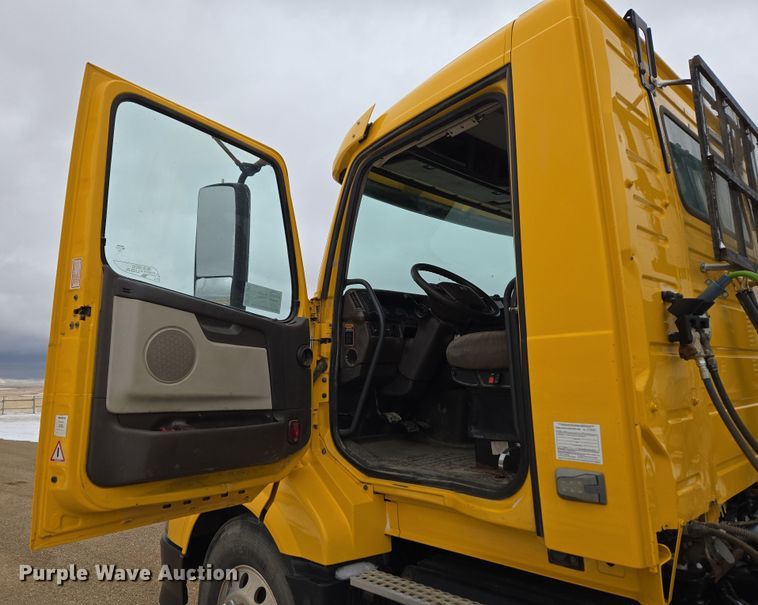 image for item DT7055 2013 Volvo VN semi truck