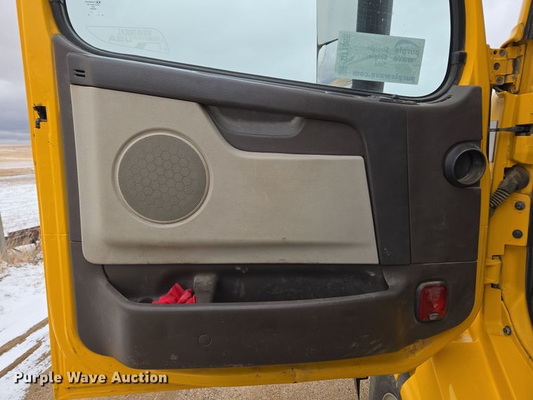 image for item DT7055 2013 Volvo VN semi truck