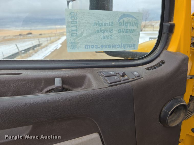 image for item DT7055 2013 Volvo VN semi truck