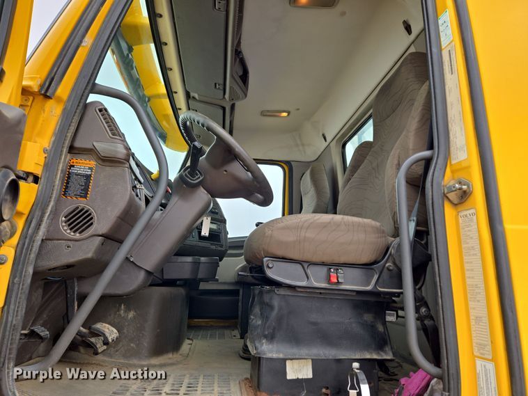 image for item DT7055 2013 Volvo VN semi truck