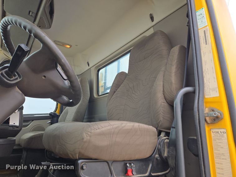 image for item DT7055 2013 Volvo VN semi truck