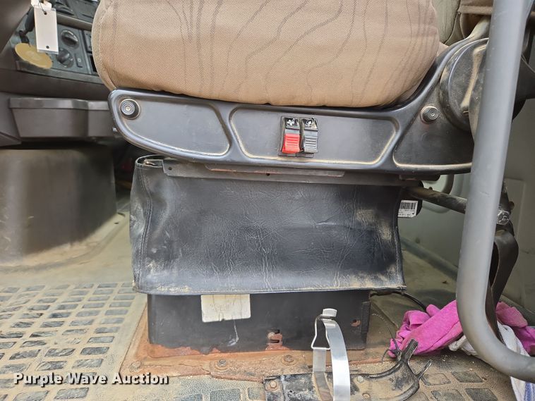 image for item DT7055 2013 Volvo VN semi truck