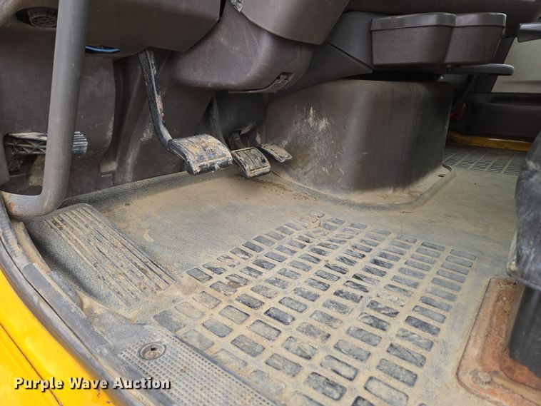 image for item DT7055 2013 Volvo VN semi truck