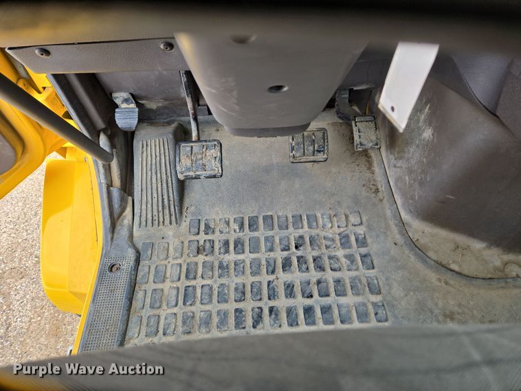 image for item DT7055 2013 Volvo VN semi truck