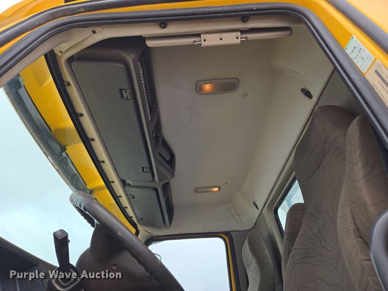 image for item DT7055 2013 Volvo VN semi truck