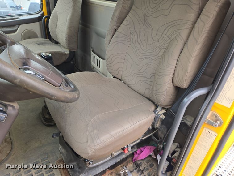 image for item DT7055 2013 Volvo VN semi truck