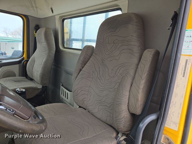 image for item DT7055 2013 Volvo VN semi truck