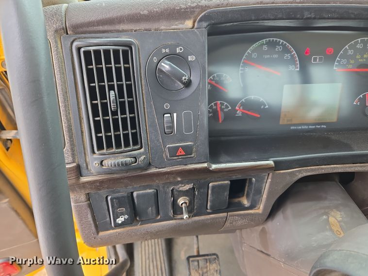 image for item DT7055 2013 Volvo VN semi truck