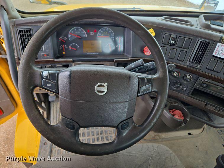 image for item DT7055 2013 Volvo VN semi truck