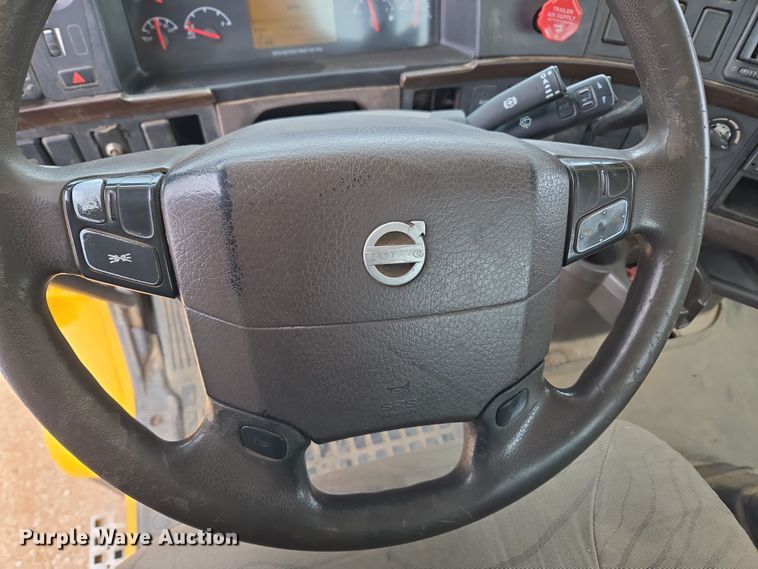 image for item DT7055 2013 Volvo VN semi truck