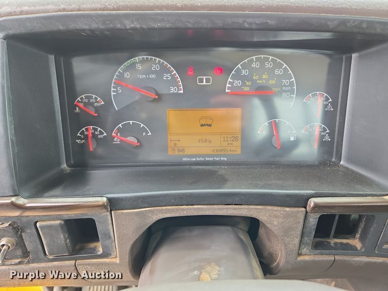 image for item DT7055 2013 Volvo VN semi truck