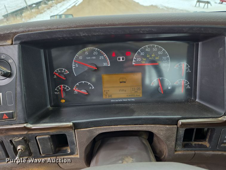 image for item DT7055 2013 Volvo VN semi truck